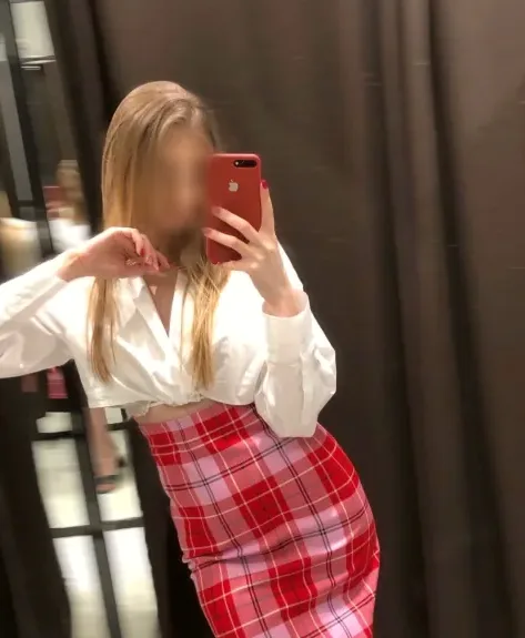 Julia, 24