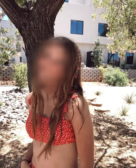 Mia, 19