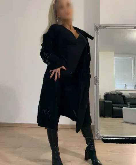 Nicole, 24